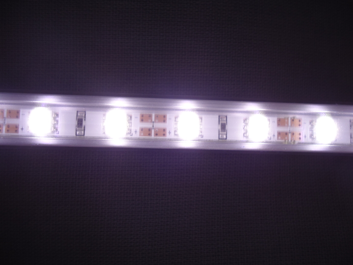 LEDチップなので従来の棚下照明に比べて大幅に節電！