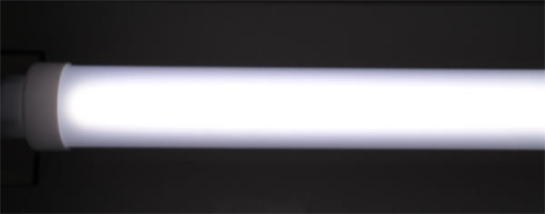豊田合成LED素子採用のLED蛍光灯
